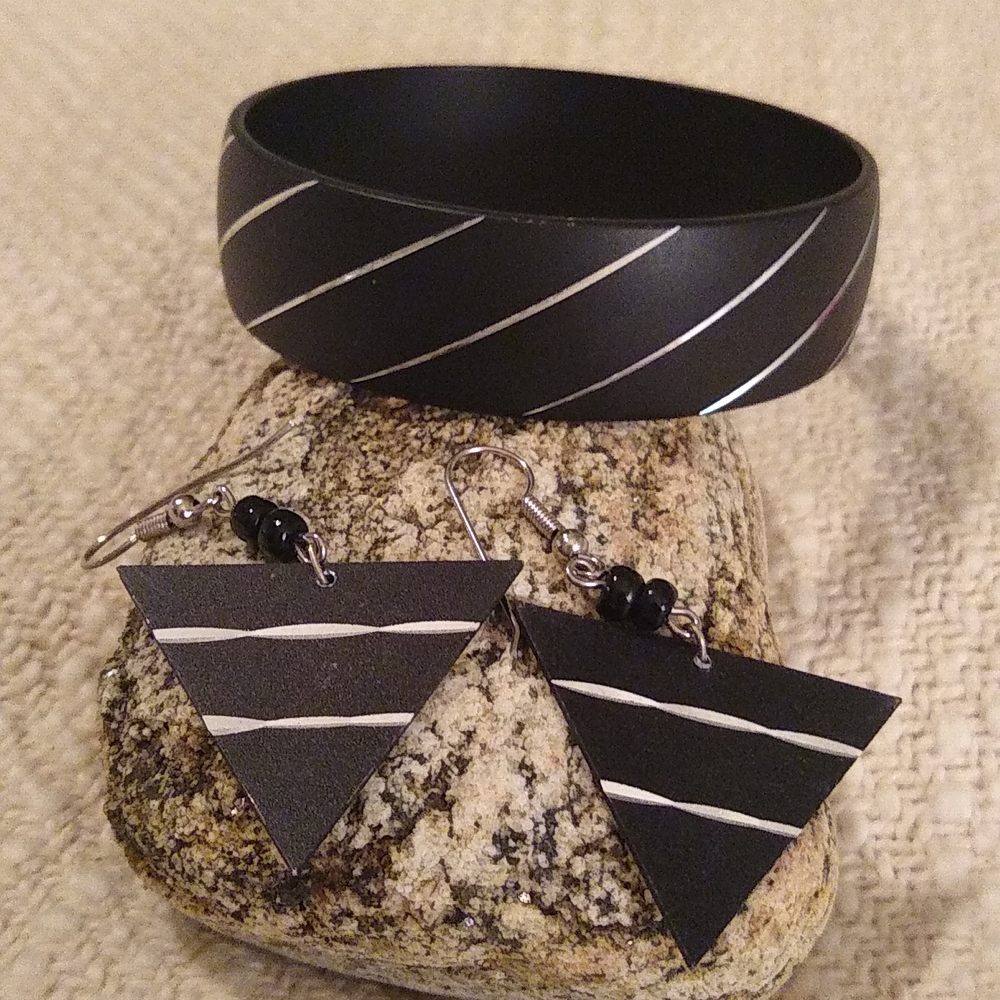 Vintage Etched Metal Black and Silver Bracelet and Earrings Set